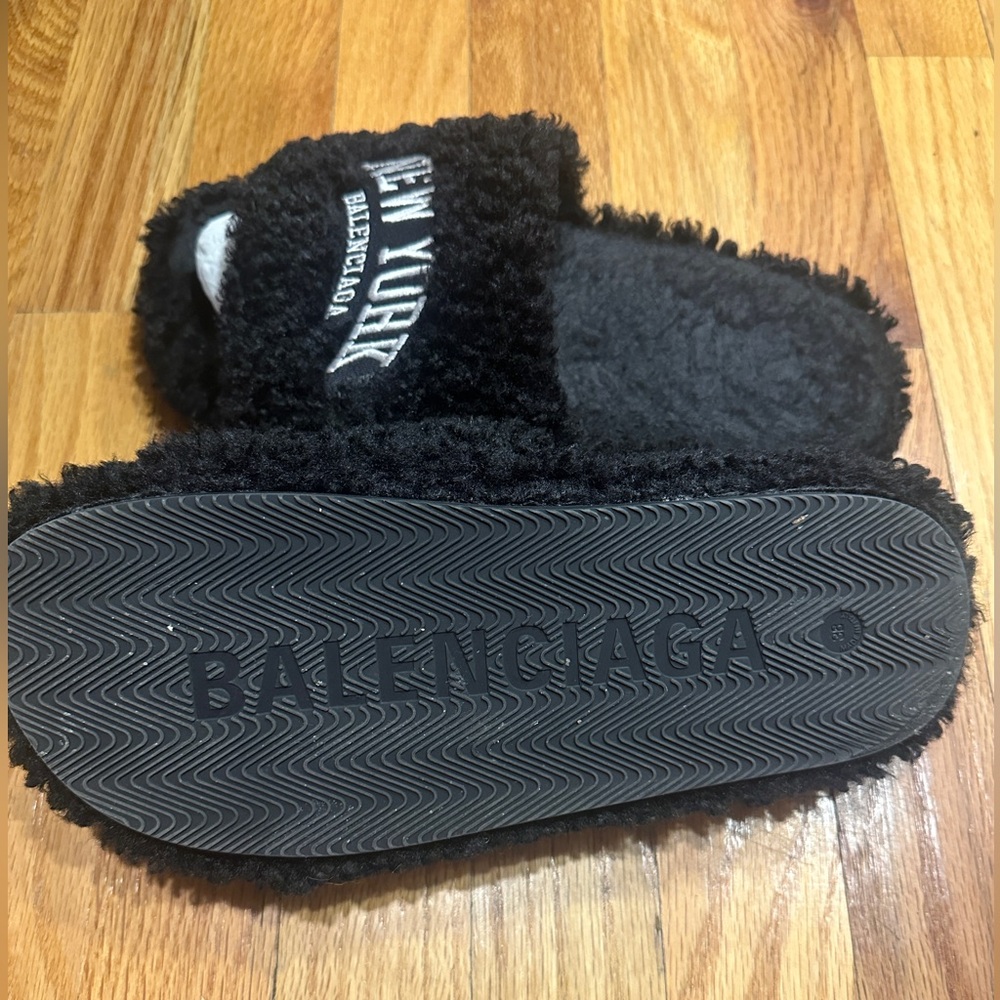 AUTHENTIC NEW YORK BALENCIAGA FURRY SLIDE SANDAL - Picture 2 of 9